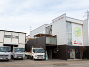 一昨年移転した新社屋。隣に倉庫も新築し、効率良く作業ができる環境が整っています。
