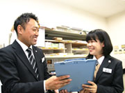 【研修について】相談する先輩によって違うことを言われて迷った経験ありますよね。現場配属後は固定の先輩とペアで仕事を覚えていくので、ブレがなくしっかり基礎を築くことができます。約半年ほどで独り立ちです。