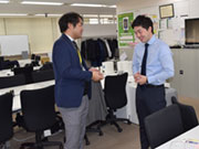 NHKのことから、お客様先にお伺いする流れ、契約についてなどなど、社内でしっかりと研修します。
営業未経験だって、安心して外に出られるように、
「見て覚えろ〜!!」なんてことは絶対しません。