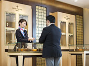 10:30 朝礼
店長による朝礼の際、スタッフ同士でお客様の来店情報を共有。
担当ブランドの商品入荷予定があれば、その情報なども共有します。