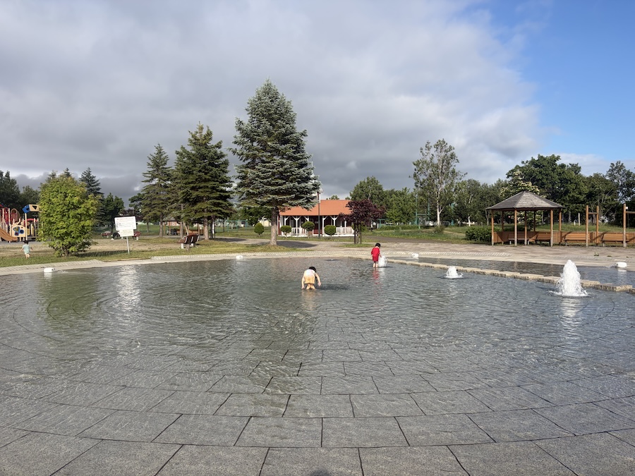 【当別町】札幌近郊の穴場公園！大型遊具も水遊びも楽しめる「あいあい公園」
