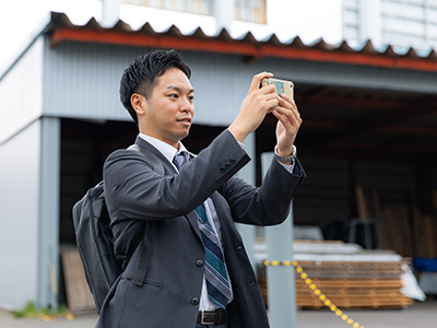 写真：コーディネーターが建物の写真を撮影する様子