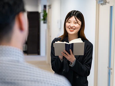 写真：コーディネーターが企業側の担当者にヒアリングする様子