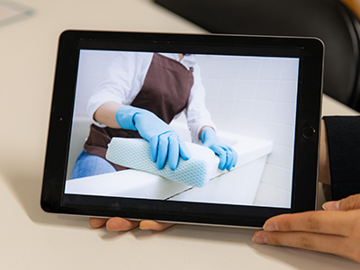 写真：手元のダブレットで動画を再生する様子