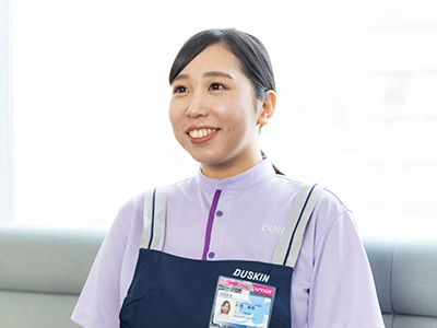 写真：髙橋さんが笑顔でお話する様子