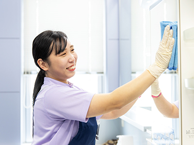 写真：髙橋さんが清掃の仕事を行う様子
