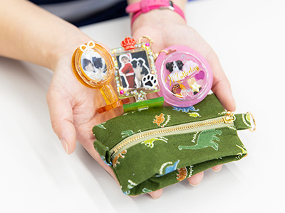 写真：手作りの「写真を入れられる小物」と「ポーチ」