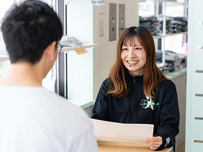 写真：竹村さんが利用者さんとお話する様子