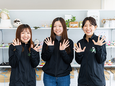 写真：とらくろの女性スタッフ3名が笑顔で並んでいる様子