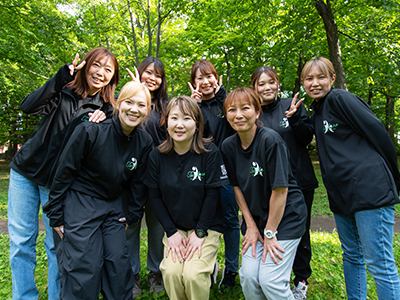 写真：とらくろの女性スタッフが笑顔で並んでいる様子